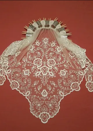 Mantilla y delantal novia Alicantina