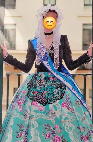 Mantilla y delantal novia Alicantina