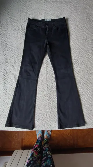 Pantalones campana vaqueros negros desgastados