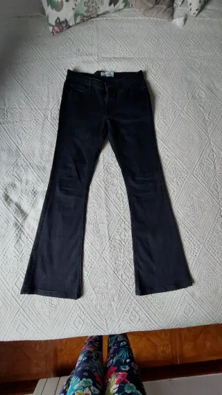 Pantalones campana vaqueros negros desgastados