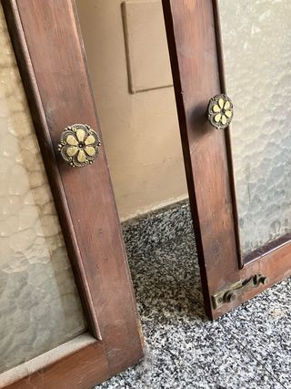 Puertas antiguas de armario con cristal