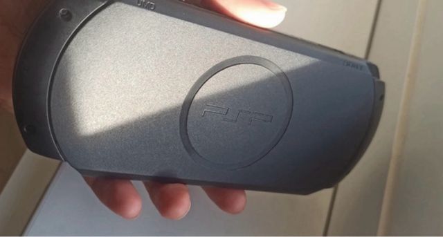 PSP nera con caricabatterie e SD