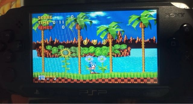 PSP nera con caricabatterie e SD