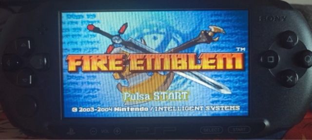 PSP nera con caricabatterie e SD