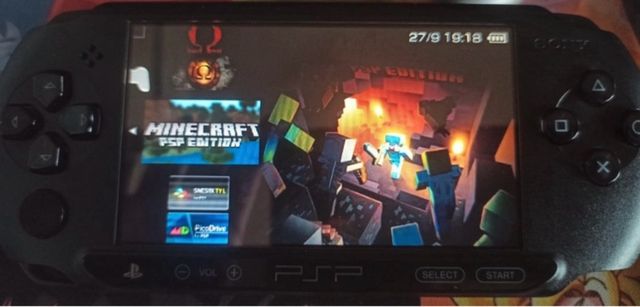 PSP nera con caricabatterie e SD