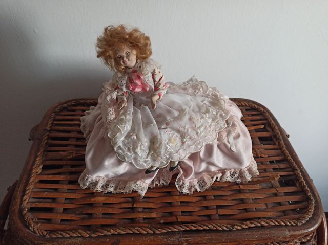 Joyero de madera con cajón y muñeca