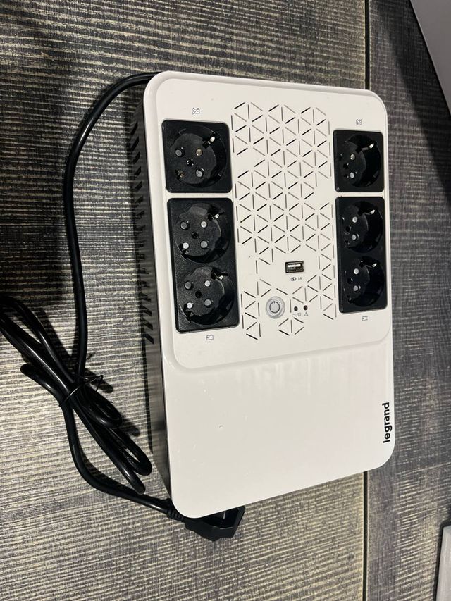 Enchufe multifuncional Keor 310082 de Legrand