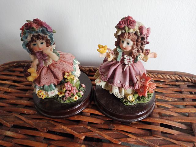 Adornos de figuras de niñas con flores