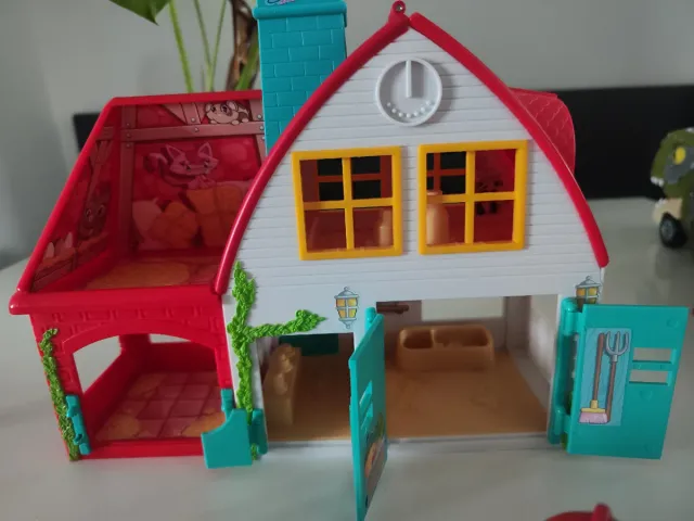 Granja Piny Pon con figuras. Regalo dos personajes