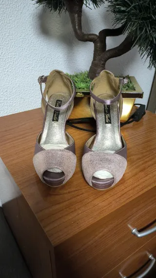 Zapatos de fiesta dorados y rosas