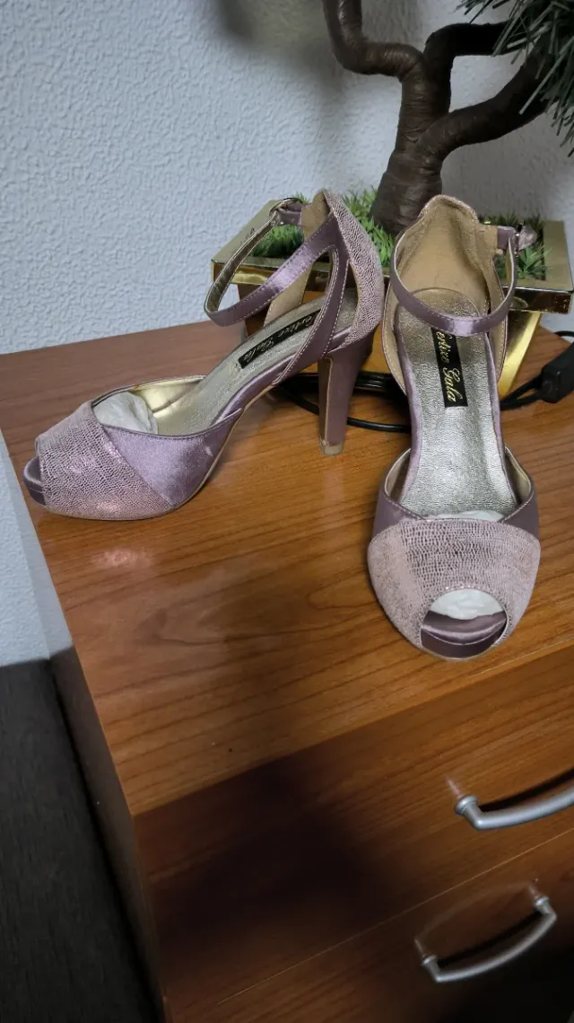 Zapatos de fiesta dorados y rosas