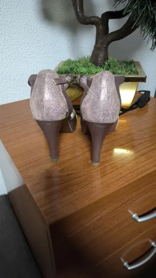Zapatos de fiesta dorados y rosas