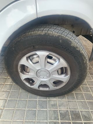 Llantas 215/75R16C con tapacubos