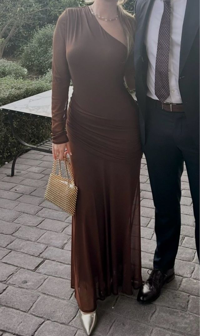 Vestido invitada largo marrón manga larga