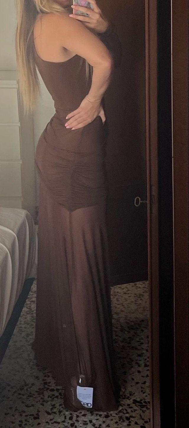 Vestido invitada largo marrón manga larga