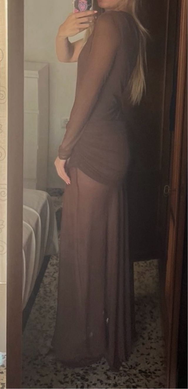 Vestido invitada largo marrón manga larga