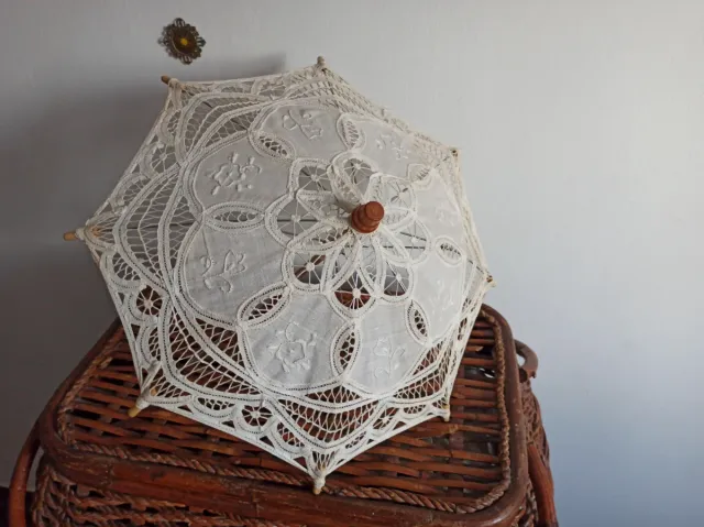 Adorno de encaje crudo y madera