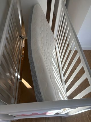 Cuna de madera con colchón