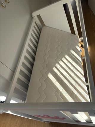 Cuna de madera con colchón