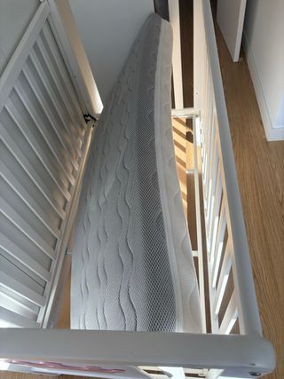 Cuna de madera con colchón