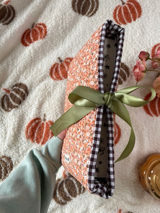 Funda libro flores naranjas y cuadros