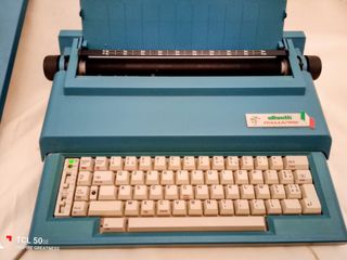 Macchina da scrivere elettronica Olivetti Italia 9