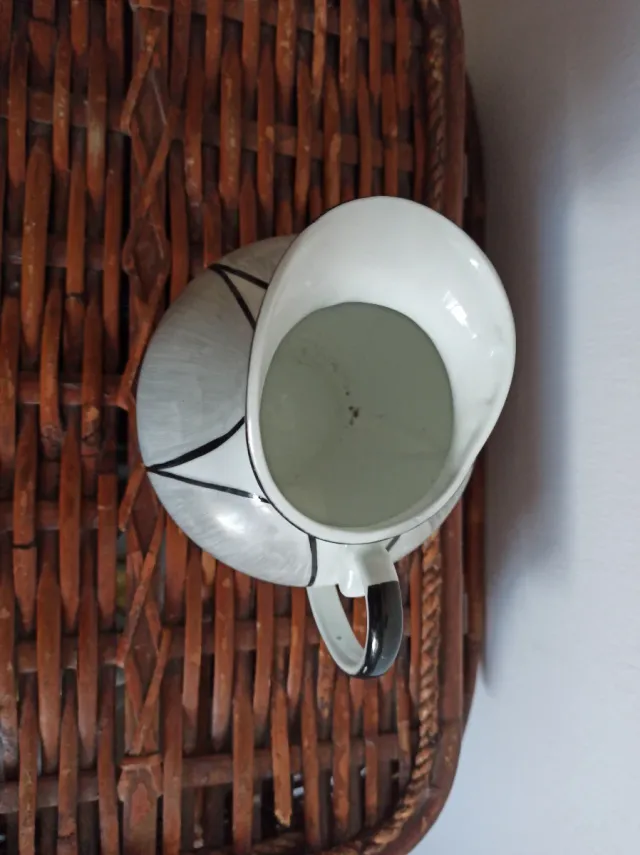 Jarra de cerámica gris y blanca