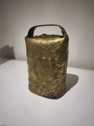 Cencerro antiguo de latón