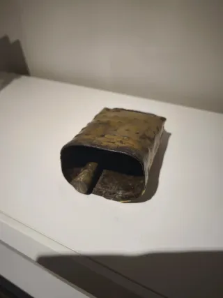 Cencerro antiguo de latón