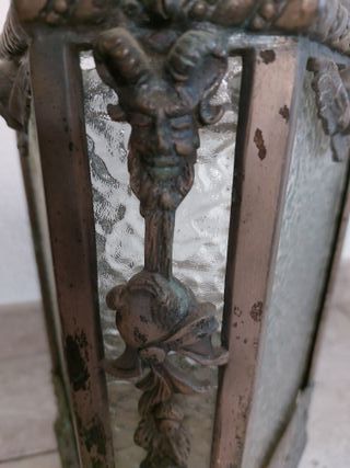 Lámpara antigua de metal y cristal