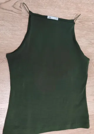 Camiseta Zara mujer de tirantes, color verde oliva