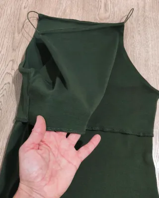 Camiseta Zara mujer de tirantes, color verde oliva