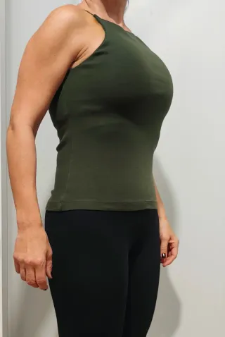 Camiseta Zara mujer de tirantes, color verde oliva