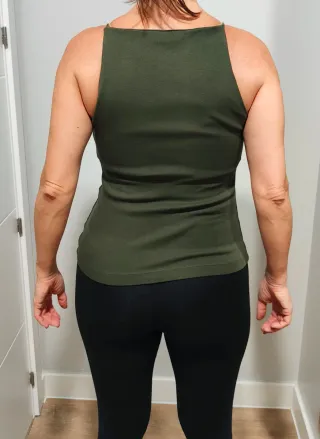 Camiseta Zara mujer de tirantes, color verde oliva