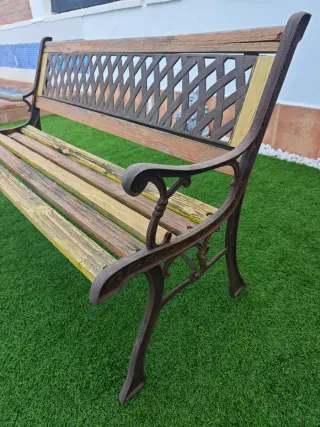 Banco de hierro y madera para restaurar.