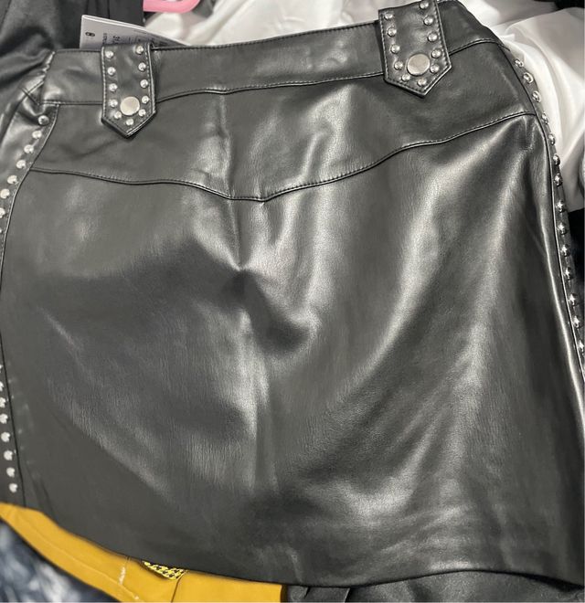 Falda negra con tachuelas y cordones