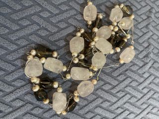 Collana lunga pietre semipreziose grigio bianco