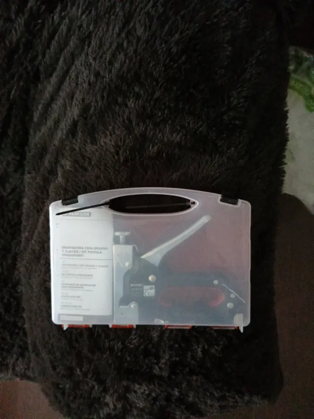 Grapadora con grapas y clavos