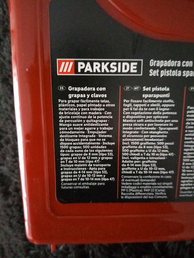 Grapadora con grapas y clavos