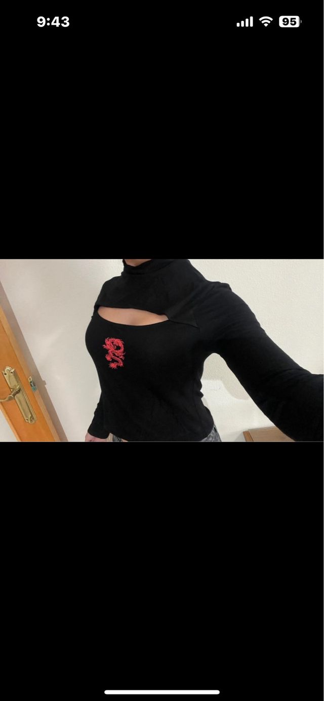Camiseta negra con dragón rojo