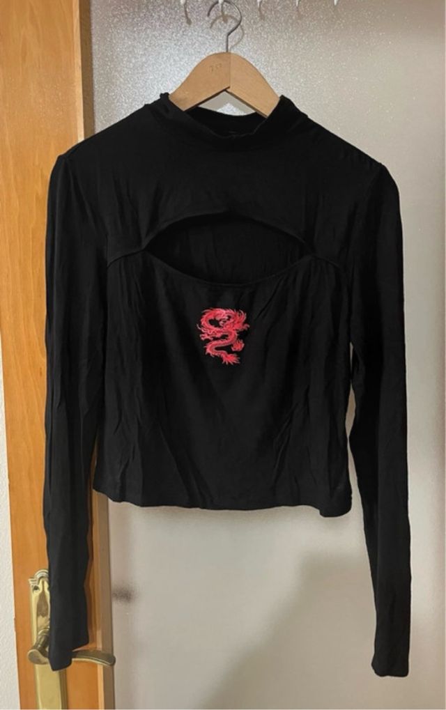 Camiseta negra con dragón rojo