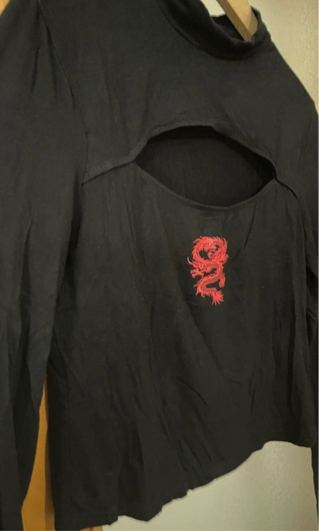 Camiseta negra con dragón rojo