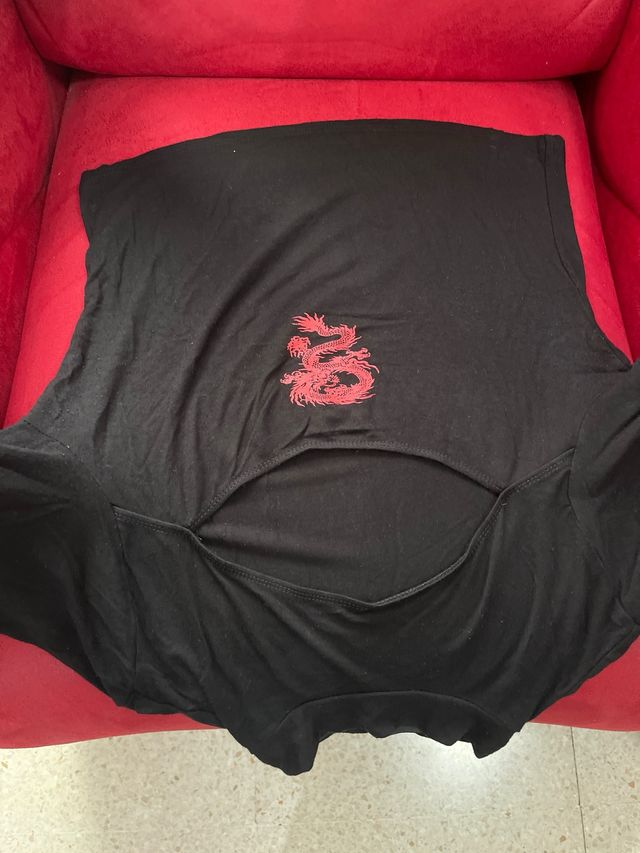 Camiseta negra con dragón rojo