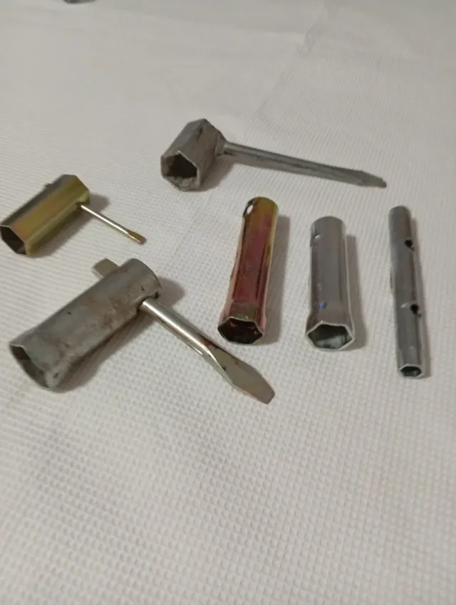 Juego de llaves de tubo y destornillador