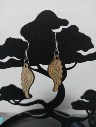 Pendientes de madera con alas