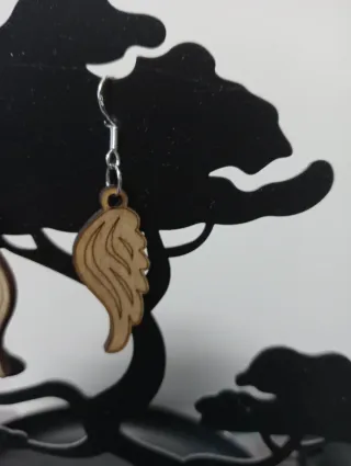 Pendientes de madera con alas