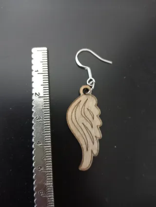 Pendientes de madera con alas