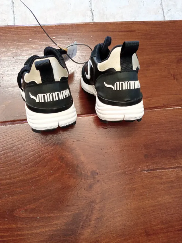 Zapatillas deportivas negras y blancas