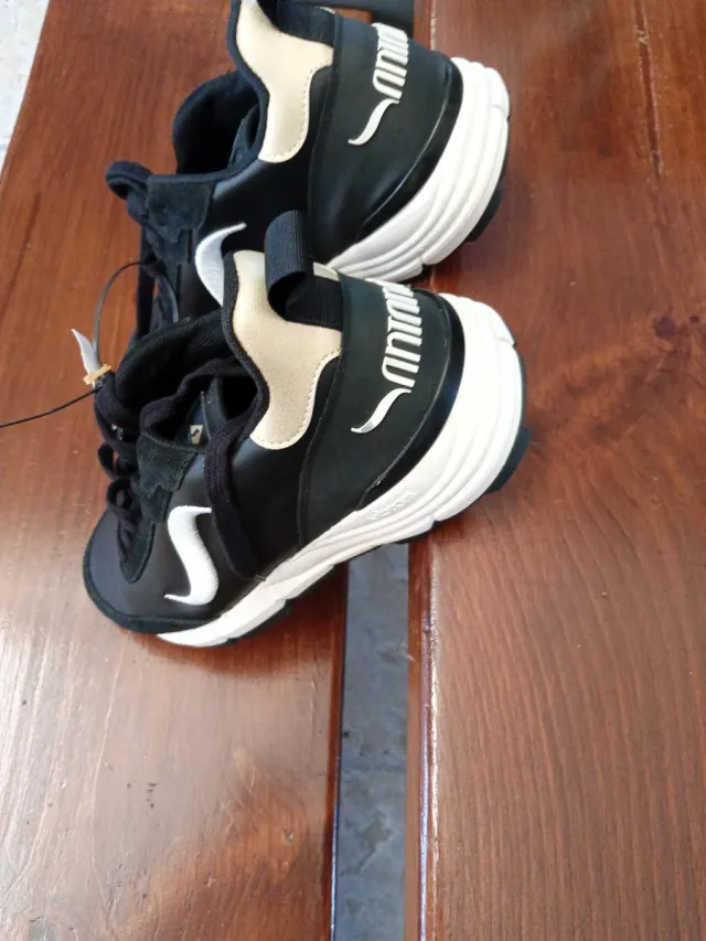 Zapatillas deportivas negras y blancas