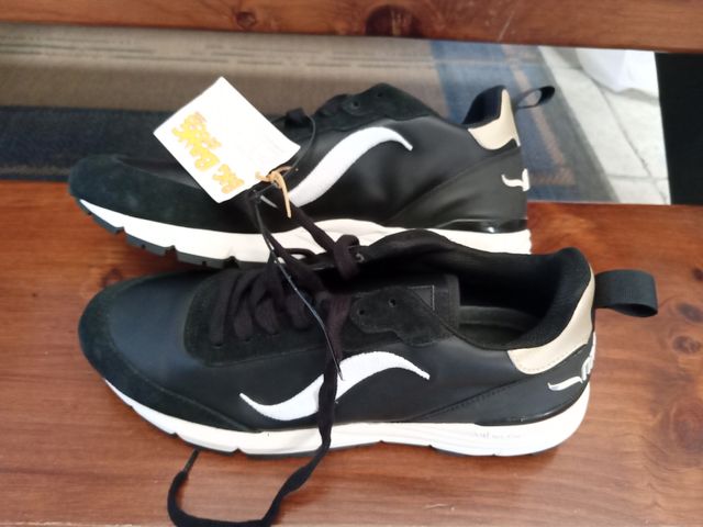 Zapatillas deportivas negras y blancas